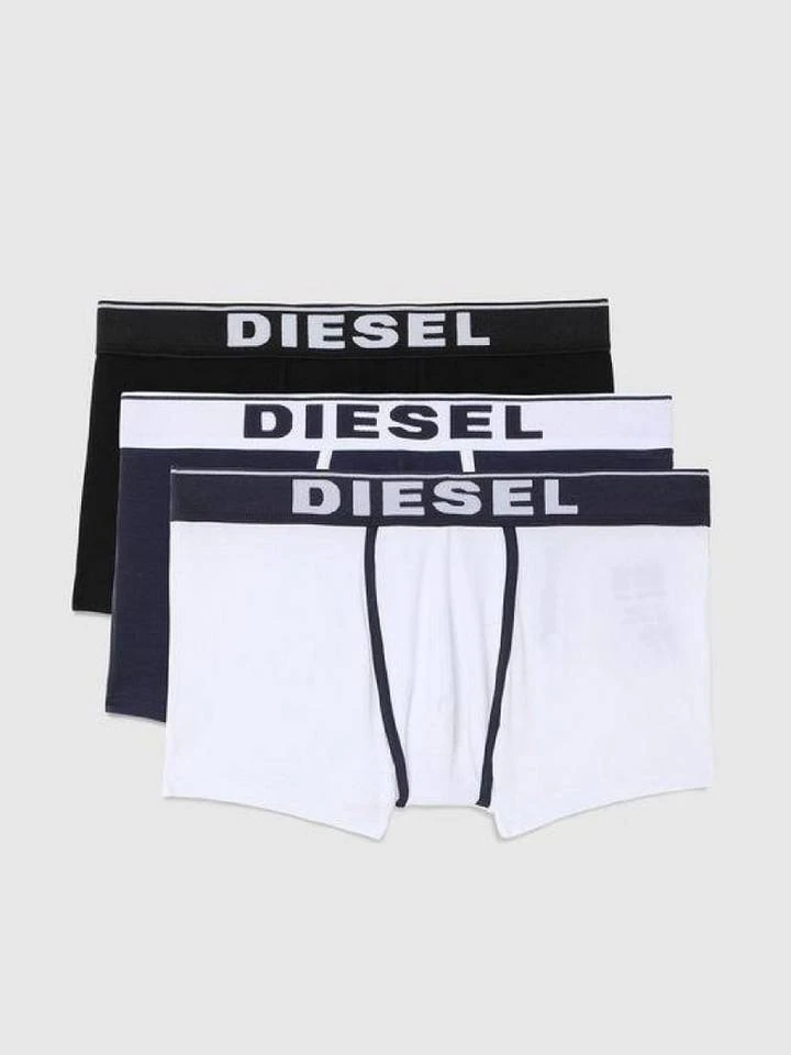 Diesel Boxershorts »Damien Classic Trunk« (3 Stück) im 3er Pack Grau#ft5_slash#oliv#ft5_slash#blau, Schwarz#ft5_slash#weiß#ft5_slash#rot, Schwarz#ft5_slash#weiß#ft5_slash#blau, Rot#ft5_slash#hellblau#ft5_slash#blau 9 Diesel Boxershorts »Damien Classic Trunk« (3 Stück) im 3er Pack Grau#ft5_slash#oliv#ft5_slash#blau, Schwarz#ft5_slash#weiß#ft5_slash#rot, Schwarz#ft5_slash#weiß#ft5_slash#blau, Rot#ft5_slash#hellblau#ft5_slash#blau – Bild 9